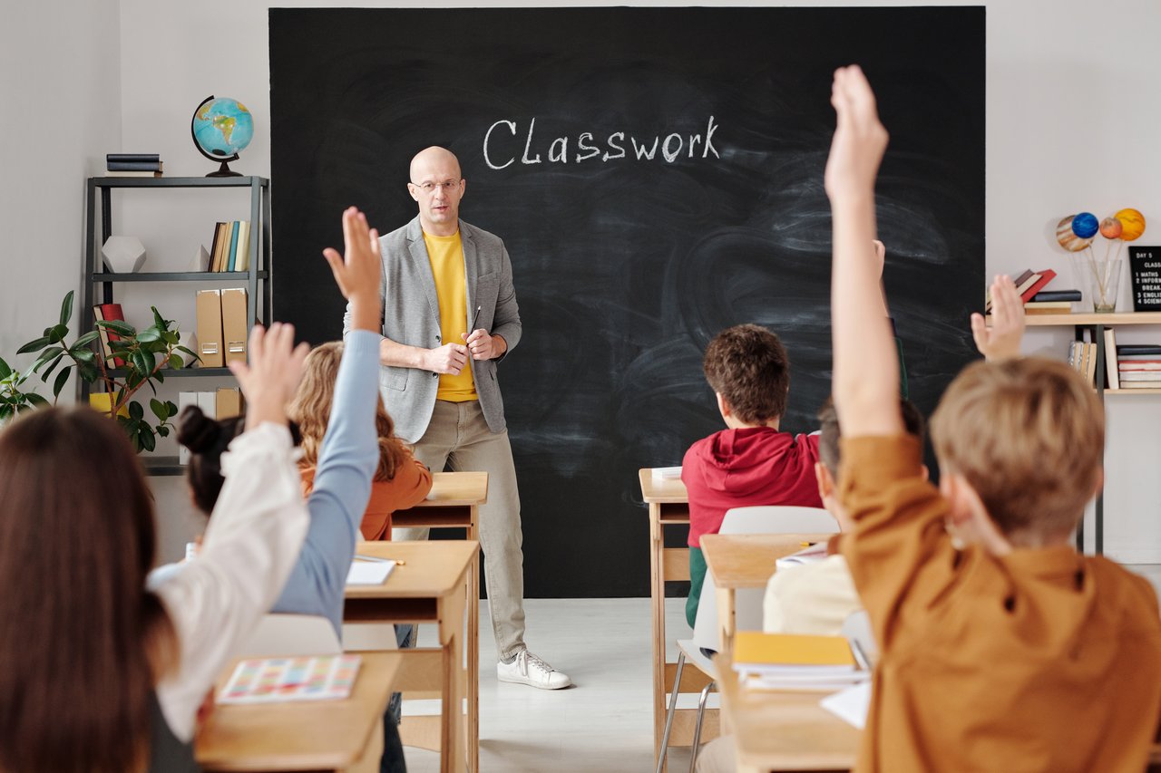cta-02 A teacher interacts with diverse students in a classroom, engaging them in active learning.